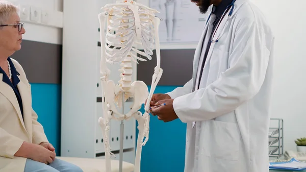 Läkare Undersöker Mänskligt Skelett Kabinettet Vid Kontrollbesök Förklara Anatomi Ben — Stockfoto