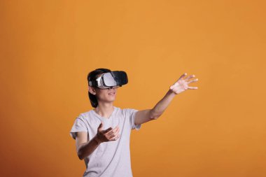 Adam video gözlüklerle sanal gerçeklik oyunları oynuyor, metaevreni keşfediyor. AR kulaklığı takan kişi video oyunlarını, simülasyon deneyimini, siber uzayda nesnelere dokunmayı seviyor