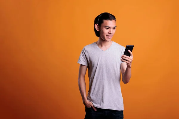 Jonge Volwassen Glimlachende Aziatische Man Sms Smartphone Online Communicatie Concept — Stockfoto