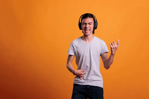 Jovem Asiático Homem Fones Ouvido Tocando Guitarra Virtual Imaginando Estilo — Fotografia de Stock