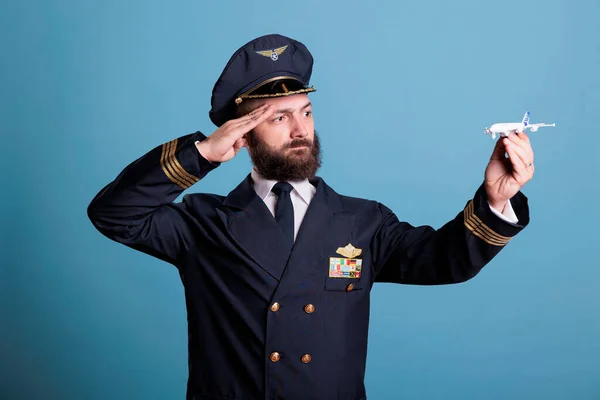 Pilot Uniformě Salutuje Malému Letadlovému Modelu Kapitán Letadla Hraje Komerční — Stock fotografie