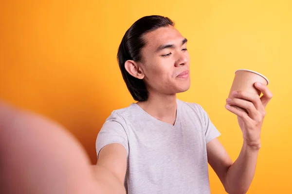 Mladý Usměvavý Asijský Muž Mluví Videohovoru Těší Kávu První Osoba — Stock fotografie