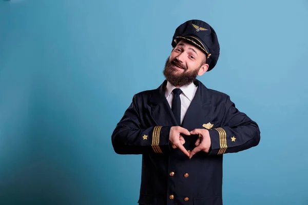 Gülümseyen Uçak Pilotu Kalp Şeklindeki Aşk Sembolünü Parmaklarıyla Gösteriyor Kavramsal — Stok fotoğraf