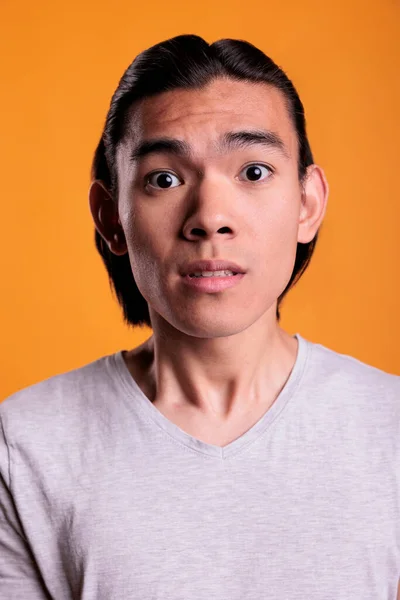 Chocado Jovem Ásia Homem Facial Expressão Closeup Surpreendido Adolescente Com — Fotografia de Stock