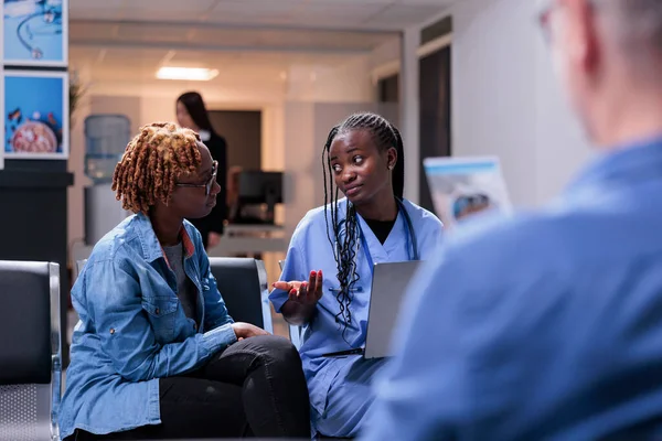 Afrikanska Amerikaner Som Gör Konsultation Med Sjukdom Diagnos Laptop Sitter — Stockfoto