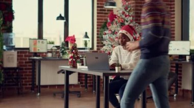 Ofis çalışanları şenlik alanında dizüstü bilgisayarda çalışıyorlar, Noel arifesini hızlı bir şekilde kutlamadan önce araştırma verileri hazırlıyorlar. Ofiste Xmas dekorlu bilgisayar kullanan insanlar. Zaman Uygulaması.