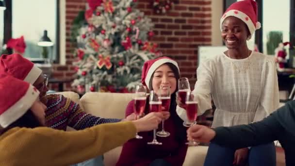 Zróżnicowane Osoby Dzwoniące Kieliszki Alkoholowe Aby Wznieść Toast Świętować Święta — Wideo stockowe