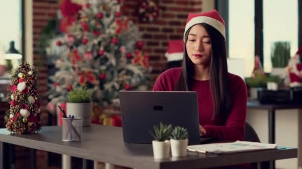 Mujer Asiática Con Sombrero Santa Analizar Los Datos Computadora Portátil — Vídeos de Stock