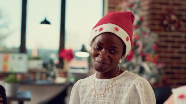 Mujer Afroamericana Celebrando Víspera Navidad Con Colegas Fiesta Oficina Durante — Vídeos de Stock