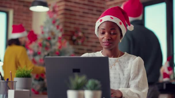 Vrouwelijke Werknemer Werkt Aan Opstartproject Met Laptop Planningsrapport Tijdens Wintervakantie — Stockvideo