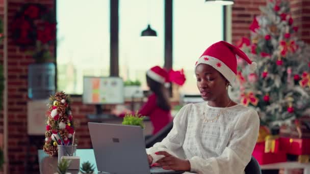 Afro Amerikaanse Vrouw Met Santa Hoed Met Behulp Van Laptop — Stockvideo