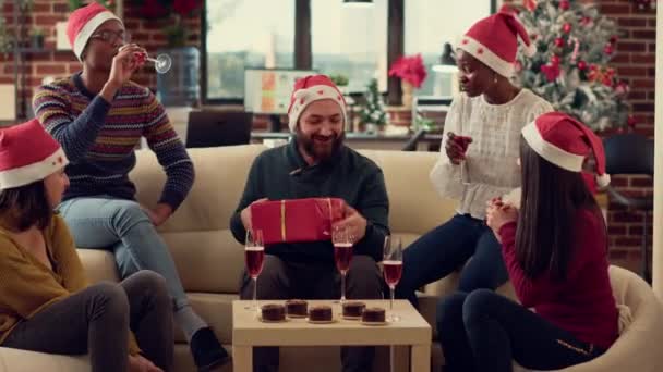 Ομάδα Ανθρώπων Γιορτάζει Την Παραμονή Των Χριστουγέννων Δώρα Στο Πάρτι — Αρχείο Βίντεο