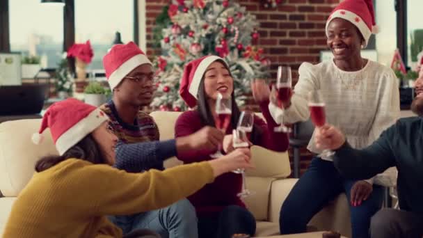 Weseli Ludzie Brzęczą Kieliszkami Wina Czują Się Podekscytowani Świętowaniem Świąt — Wideo stockowe
