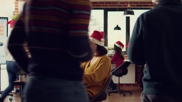 Startup Werknemer Schrijven Verslag Laptop Tijdens Kerstavond Werken Het Kantoor — Stockvideo