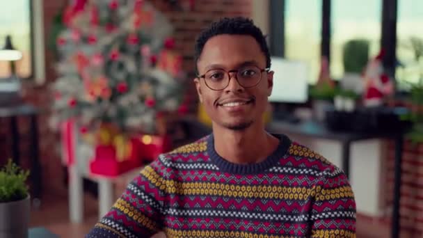 Potret Pria Afrika Amerika Yang Bekerja Meja Menggunakan Laporan Perusahaan — Stok Video