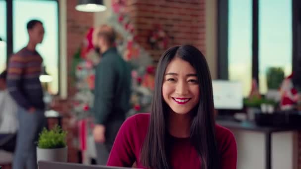 Portret Van Een Werknemer Aan Het Bureau Werken Laptop Het — Stockvideo