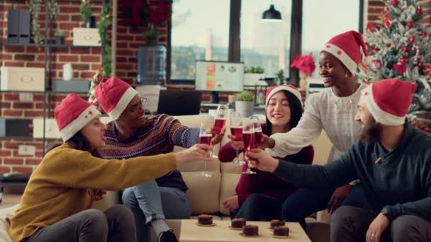 Multi Etnische Groep Van Collega Klinkende Wijnglazen Tijdens Kerstfeest Viering — Stockvideo