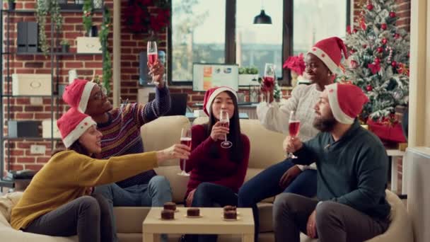 Çok Irklı Arkadaşları Içki Bardaklarını Tokuşturuyor Noel Kutlamalarında Şenlikli Süslemeler — Stok video