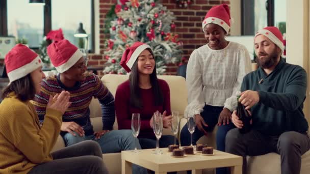 Wieloetniczna Grupa Ludzi Pijących Wino Okularach Świętować Święta Bożego Narodzenia — Wideo stockowe