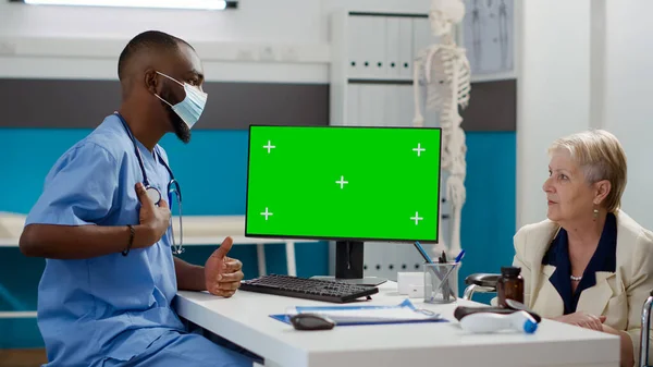 Manlig Sjuksköterska Och Kvinna Med Nedsättning Analysera Gröna Skärmen Datorn — Stockfoto