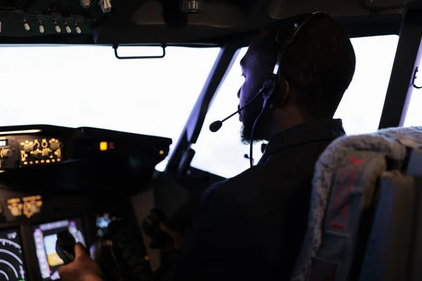 Copiloto Afroamericano Sosteniendo Palanca Para Despegar Con Avión Avión Volador —  Fotos de Stock