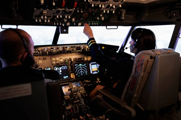 Equipe Membro Tripulação Capitão Usando Interruptor Energia Painel Cockpit Para — Fotografia de Stock