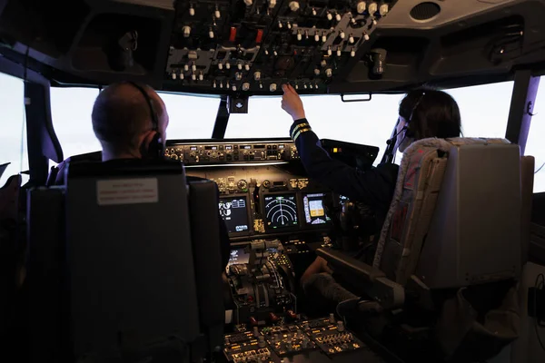 Copilota Donna Che Aiuta Capitano Decollare Volare Aereo Utilizzando Pulsanti — Foto Stock