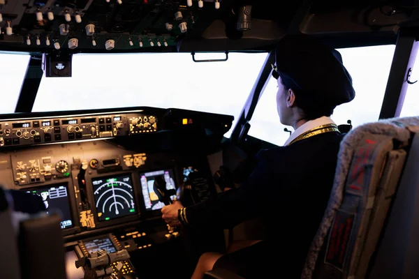 機長が客室コマンドとダッシュボードナビゲーションのボタンで飛行機を操縦するのを助ける レーダーコンパス フロントガラス コントロールパネルスイッチまたはレバーで航空機を操縦する — ストック写真