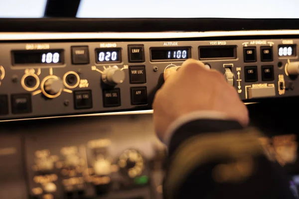 Capitão Pressionando Botões Para Fixar Nível Altitude Comando Painel Controle — Fotografia de Stock