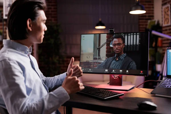 Erkek Serbest Çalışan Video Görüşmesinde Müdürle Konuşuyor Bilgisayardaki Webcam Kullanıyor — Stok fotoğraf