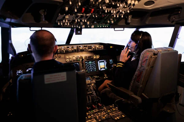 Capitão Masculino Piloto Voando Avião Com Comando Controle Navegação Painel — Fotografia de Stock