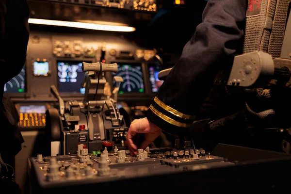 空勤人员在仪表盘导航中使用控制面板命令在驾驶舱中驾驶飞机 有动力引擎和开关杠杆的机舱中的女性客机 靠近点 — 图库照片