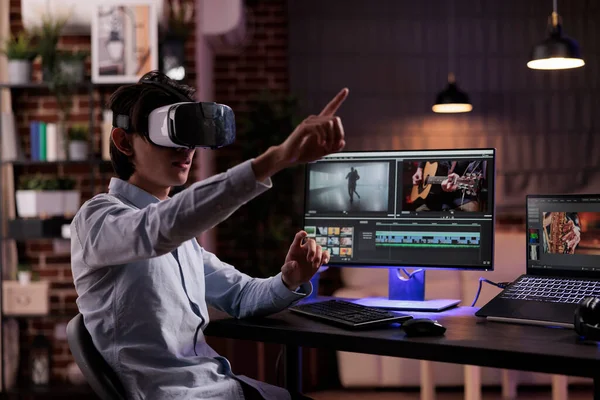 Film Maker Editing Movie Montage Virtual Reality Glasses Using Multimedia — Stock Photo, Image