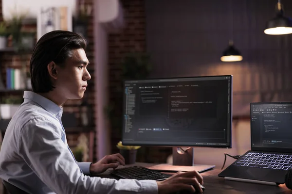 Engenheiro Freelancer Programa Firewall Codificação Monitor Laptop Usando Servidor Criptografia — Fotografia de Stock