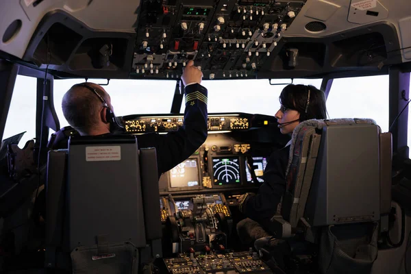 Capitão Piloto Usando Comando Painel Controle Para Decolar Com Avião — Fotografia de Stock