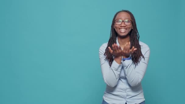 Modelo Afro Americano Fazendo Mãos Oração Câmera Implorando Pedindo Boa — Vídeo de Stock