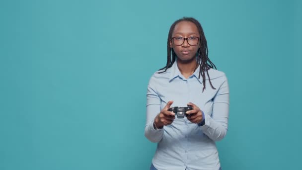 Africano Americano Mulher Jogando Jogos Vídeo Com Controlador Usando Console — Vídeo de Stock