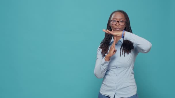 Modelo Femenino Haciendo Gesto Pausa Tiempo Espera Cámara Mostrando Símbolo — Vídeos de Stock