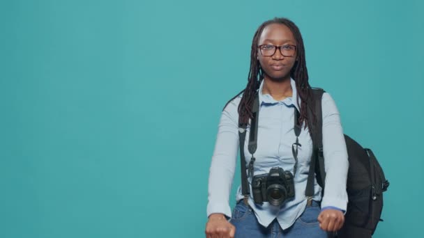 Fotograf Podnoszący Kciuki Przed Kamerą Używając Sprzętu Fotograficznego Plecaka Wykonując — Wideo stockowe