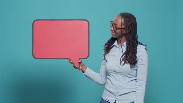 African American Person Holding Mockup Speech Bubble Cardboard Put Text — Vídeo de Stock