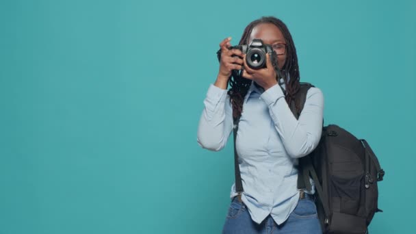 Kobieta Fotograf Turysta Robi Zdjęcia Wakacjach Niosąc Plecak Aparat Fotograficzny — Wideo stockowe