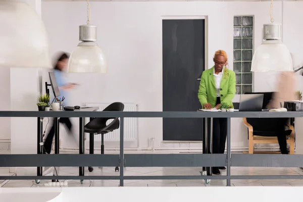 Employees Silhouettes Walking Small Business Coworking Space Blur Effect Busy — Stock Photo, Image