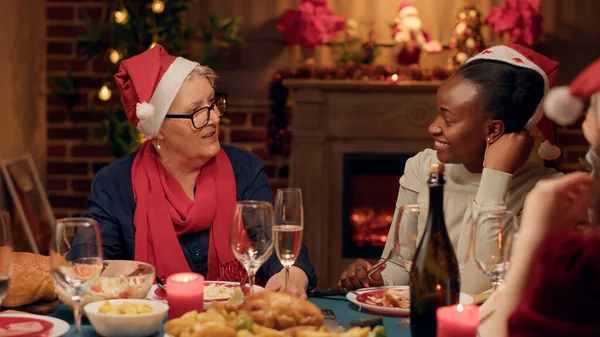 Senior Woman Talking Festive Young Adult Person While Enjoying Christmas — Stockfoto