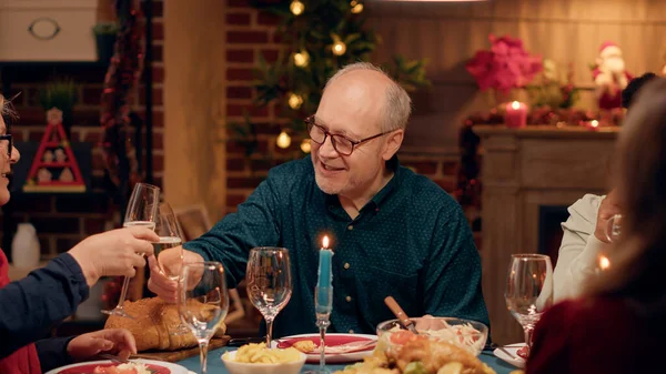 Glückliches Senioren Paar Unterhält Sich Beim Weihnachtsessen Mit Lieben — Stockfoto