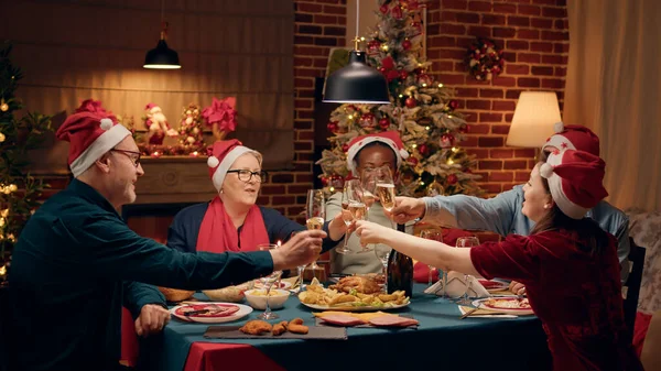 Neşeli Şapkalar Takan Mutlu Aile Noel Yemeği Masasında Birlikte Oturarak — Stok fotoğraf
