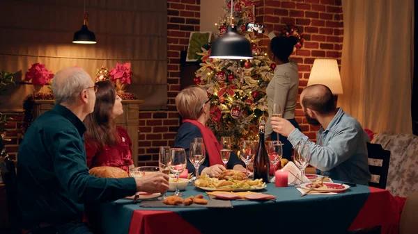 Akşam Yemeğinde Aile Fotoğrafı Çekilirken Noel Ağacının Yanında Duran Pozitif — Stok fotoğraf