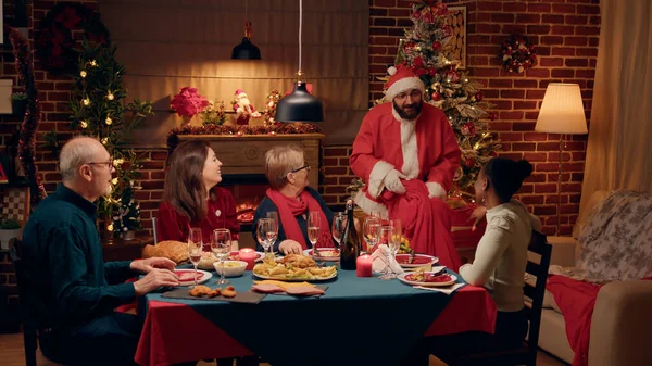 Santa Claus Looking Man Surprising Everybody Family Christmas Dinner Shows — Stok fotoğraf