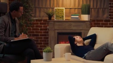 Hoşnutsuz bir kadın ilişki çatışmasından şikayetçi, terapi seansında psikologla sorunlar hakkında konuşuyor. Terapistle danışmanlık toplantısına katılan kişi.