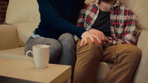 Šťastný Pár Řeší Problémy Vztahem Terapii Specialistou Drží Ruce Dosažení — Stock video