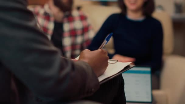 Pareja Feliz Resolviendo Problemas Matrimoniales Con Terapeuta Sesión Psicoterapia Celebrando — Vídeos de Stock